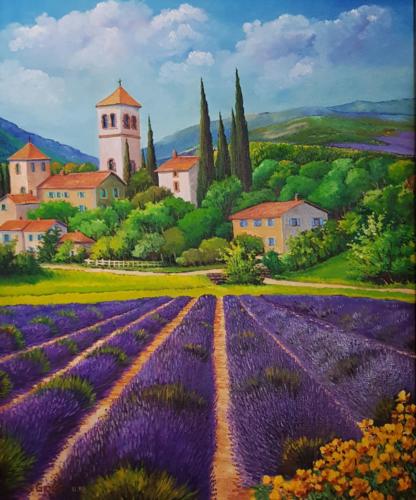 Blühendes Lavendel-Feld vor einer südfranzösischen Ortschaft in der Provence - Frankreich